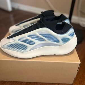 Yeezy 700 “Kyanite” size 11.5